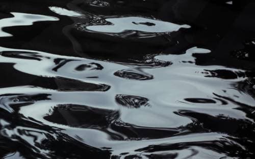 Pourquoi l’eau de ma fosse septique est-elle noire très foncée ?